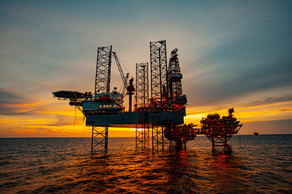 Image of an oil rig in the ocean